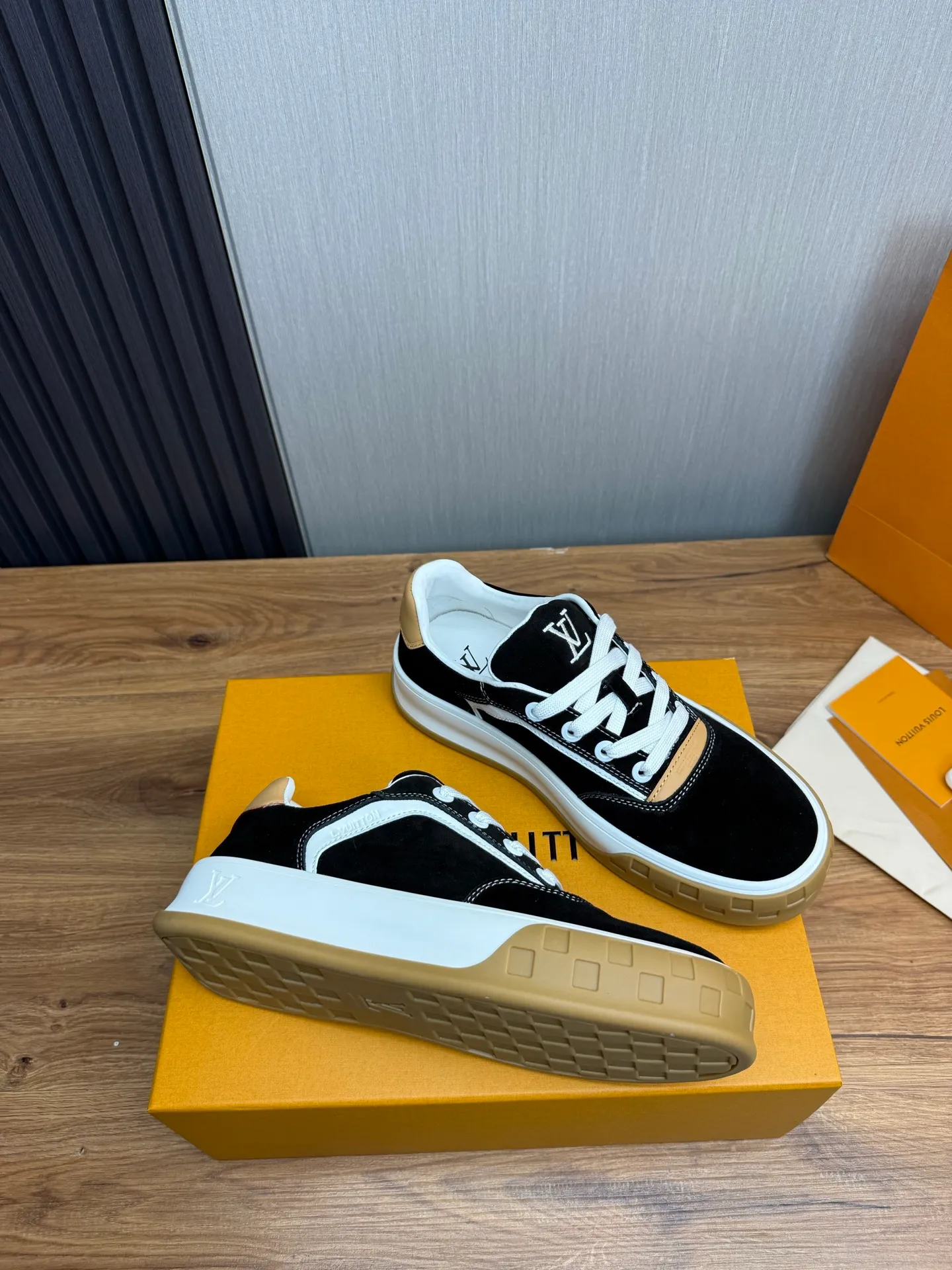Men's shoes 620💰 Lv. Top purchasing agent🇮🇹 Louis Vuitton, sports sneakers counter synchronization, uppers imported from Italy, high-quality splicing and complex handicrafts, imported mesh pads are soft and comfortable, soles: original factory special soles, TPU exclusive movable molded soles super comfortable, original factory single goods, 🔍🔍high quality, you can enter and exit the counter at will, welcome to compare, code number 38-44 (customized 38.45)